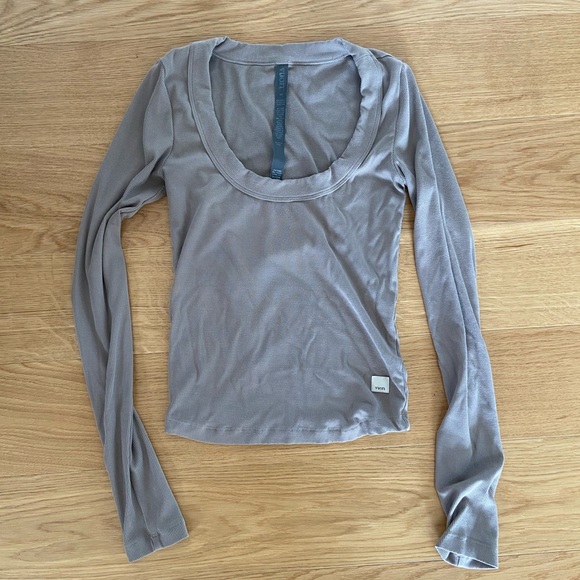 Vuori pose long sleeve scoop neck tee xs - Picture 2 of 3
